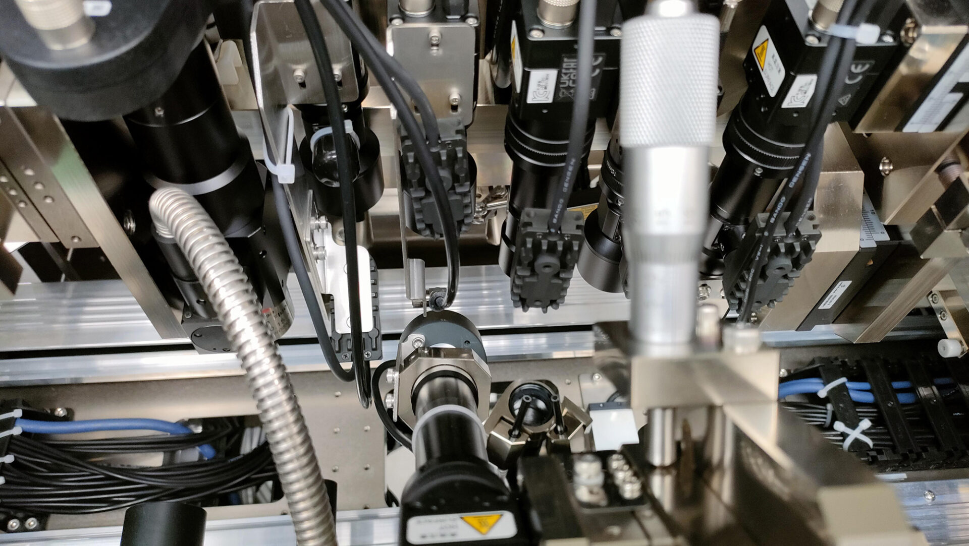 500アイテムの顕微鏡外観検査を高速自動化